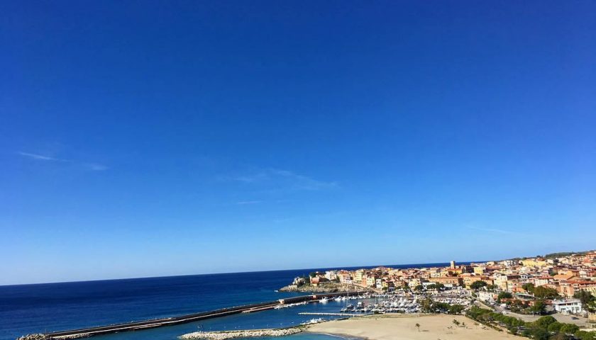 Camerota, docente salernitana aggredisce la figlia di 10 anni in spiaggia: i bagnanti chiamano la Guardia Costiera