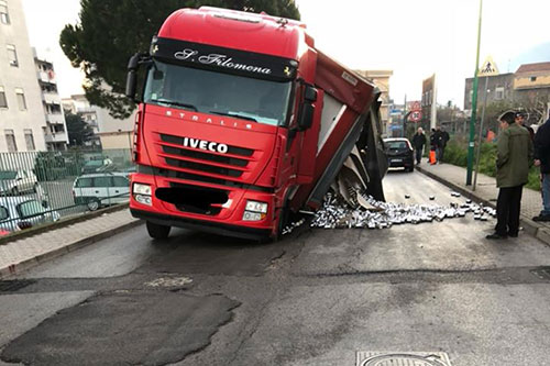 Voragine in via Pertini a Scafati, camion resta intrappolato