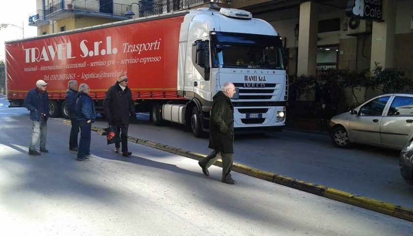 Cava de’ Tirreni, autoarticolato paralizza il traffico cittadino