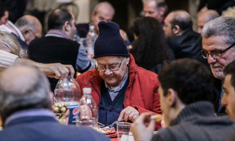 Cena di Natale speciale a Roscigno, sindaco ed amministratori comunali camerieri per un giorno