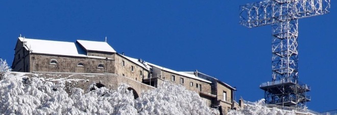 Primi fiocchi di neve in Cilento, imbiancata la vetta del Monte Gelbison