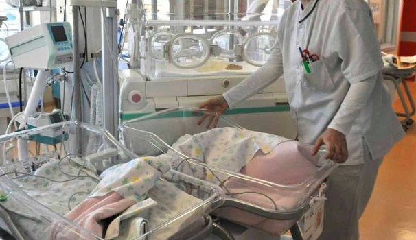 Partorisce un bambino morto, quindici gli indagati
