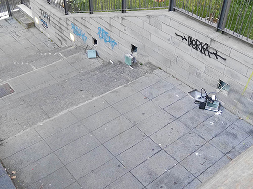 Incivili in azione a Salerno, rubate le lampade dei faretti in via Manganario