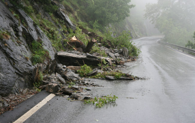 Disagi a Tramonti, cede un muro a secco prospiciente la Strada Provinciale 2 A