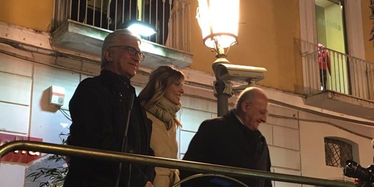 Acceso l’albero di Natale in piazza Portanova, Serena Autieri: “Salerno, città meravigliosa”