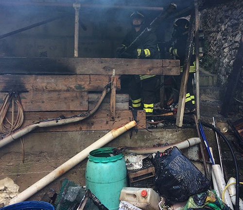 Atrani, incendio in deposito bombole gas