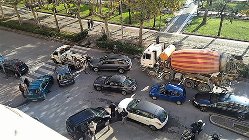 Carro attrezzi rimuove Suv, la gru cede durante il trasporto