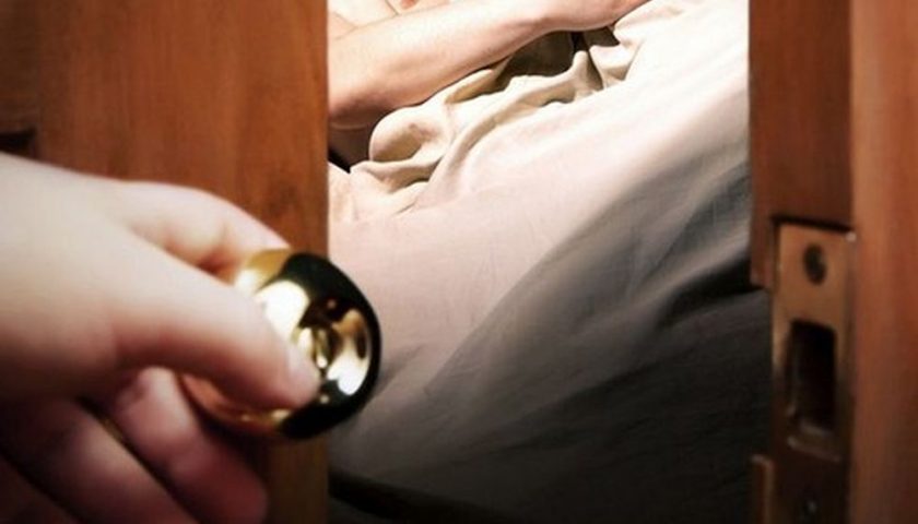 Analizza movimenti anomali sul suo conto corrente, scopre il tradimento della moglie