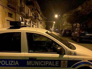 Picchia la moglie davanti al figlio e ferisce un’agente: Arrestato