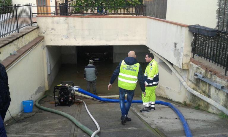 Guasto alla rete idrica, garage allagati in pieno centro ad Agropoli