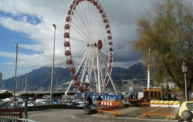 Salerno, la richiesta di matrimonio di Piero a Roberta avviene sotto la Ruota Panoramica