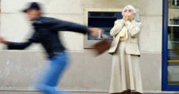 Sottrae la borsa ad un’anziana, ladro in manette a via Rocco Cocchia