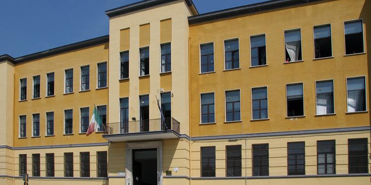 Choc ad Eboli, preservativo copri maniglia davanti alla scuola Matteo Ripa