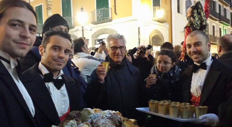 Il sindaco Napoli scrive ai salernitani: “Salerno, Natale dell’allegria e della serenità”