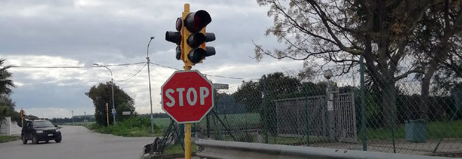 Semaforo provinciale guasto, arriva la soluzione fai da te
