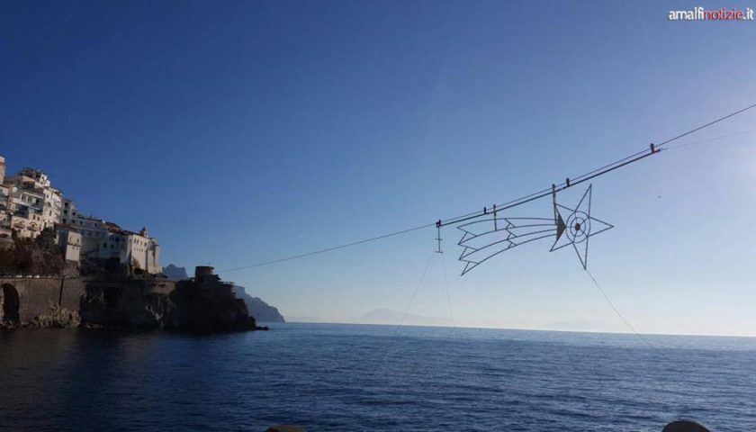 La stella cometa vola sul mare di Amalfi