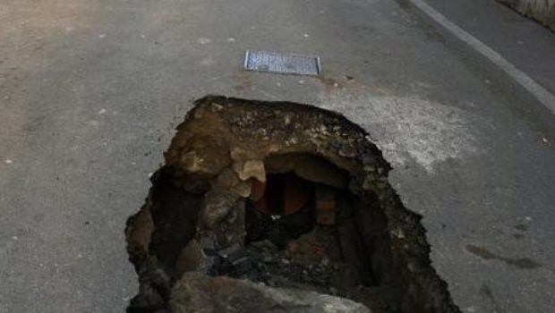 SPROFONDA LA STRADA IN VIA MARINO PAGLIA, TRAFFICO IN TILT