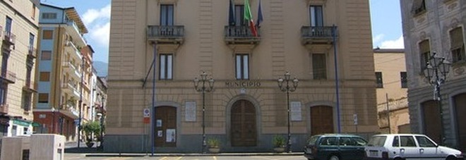 Vallo della Lucania, fondi destinati ai servizi sociali utilizzati per arredare gli uffici del Sindaco