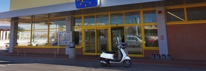 Agropoli, rissa per l’elemosina davanti al supermarket