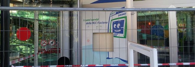 Mercato S. Severino, fanno saltare in aria il bancomat