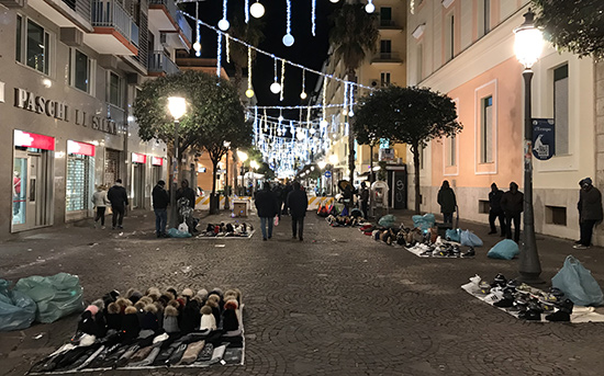 Salerno, sequestrati giubbotti e scarpe a straniero