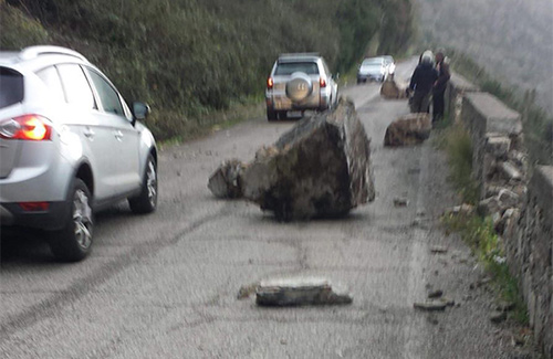 Frana lungo la strada provinciale 66 nel Comune di Camerota