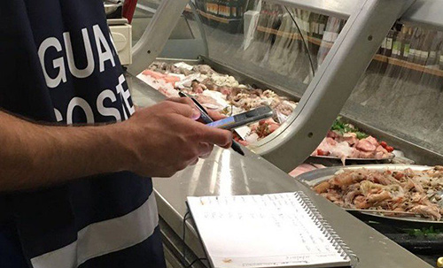 Sequestrati 150 kg di pesce al mercato ittico di Salerno