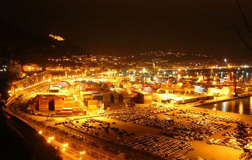 Porto: le navi superiori ai 250 metri usciranno anche di notte