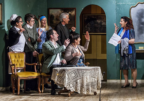 Al Teatro Arbostella riparte il cartellone con gli equivoci