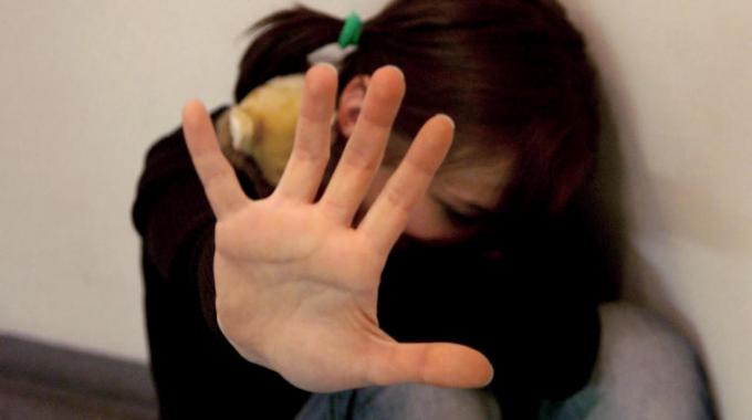 “Abusi dal patrigno, ecco perché la bimba non lo disse alla madre”