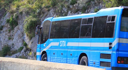 Amalfi, bus si incastra in un tornante al bivio con Pogerola