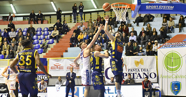GIVOVA SCAFATI CORSARA A CAGLIARI, VITTORIA DEDICATA ALLA MOGLIE DEL PATRON