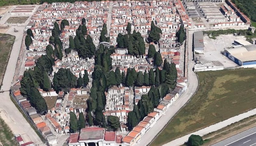 Emergenza cimitero a Battipaglia, tre salme conservate nelle celle frigorifere della struttura