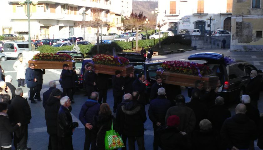 Mercato S. Severino, commozione per l’addio alle tre vittime del rogo in casa