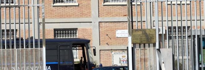 Botte tra detenuti in carcere a Salerno, ferito un agente