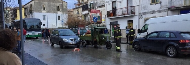 Eboli, carambola tra tre veicoli: ferito il conducente di un Ape Car