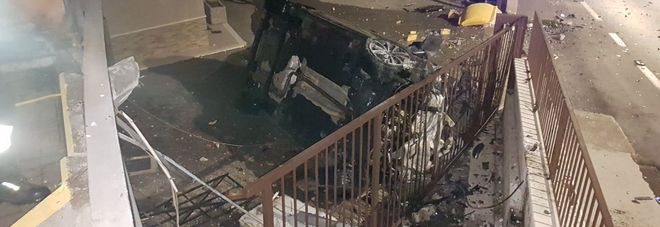 Auto finisce fuori strada, distrugge una ringhiera e fa un salto di due metri: due feriti
