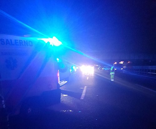 Paura a Salerno, speronato da un’auto: caccia al pirata della strada
