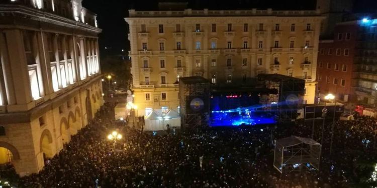 Musica e divertimento, tantissima gente in piazza per brindare con Fiorella Mannoia