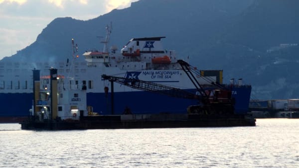 Porto di Salerno, proseguono i lavori per il livellamento dei fondali