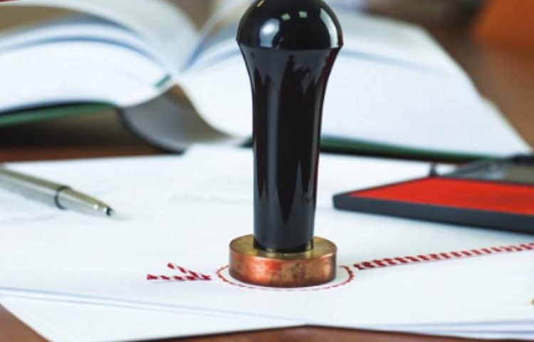 Notaio e medico nei guai per il testamento di un’anziana