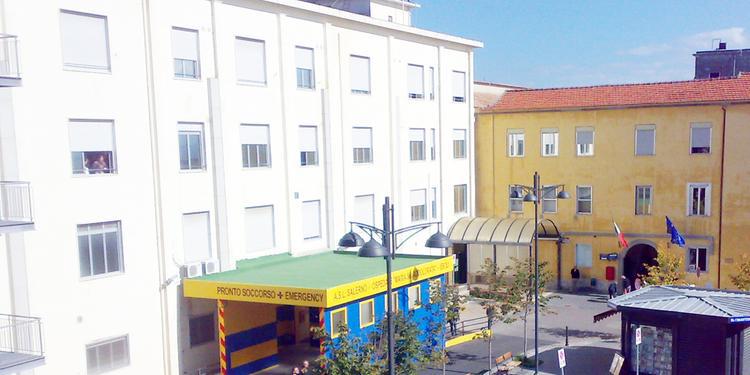 Muore dopo due settimane di visite, medici di tre ospedali nei guai