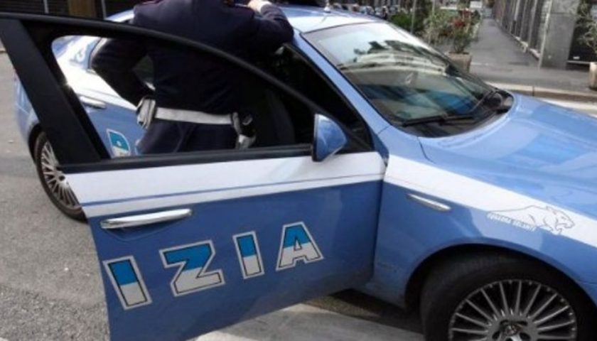 Lite per una precedenza all’incrocio, scende dall’auto brandendo il cric