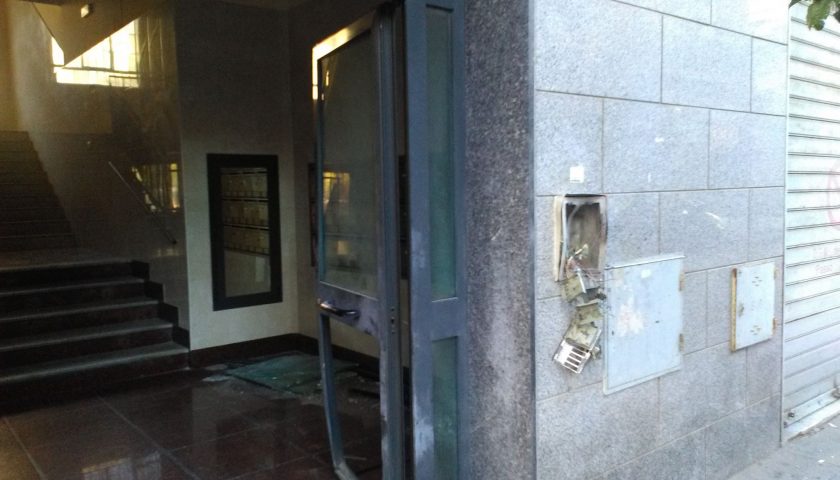 Bombe carta distruggono portone, paura a Mercato San Severino
