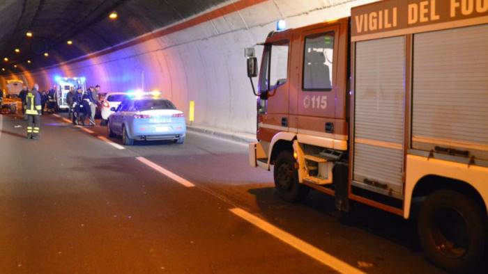 Distacco di calcinacci in galleria, traffico in tilt sul raccordo autostradale Avellino – Salerno