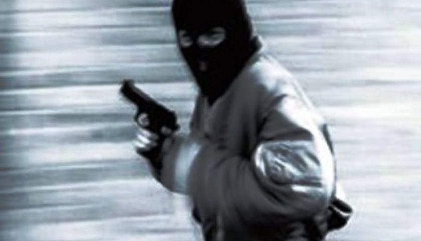 Momenti di panico in via Vinciprova, rapina in una tabaccheria