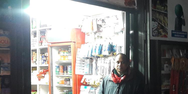 Rapina in un mini market del centro storico, commerciante mette in fuga i malviventi
