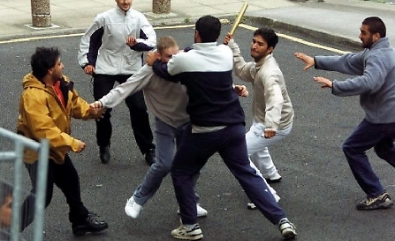 Lite per la viabilità in pieno centro a Sarno, passanti bloccano il parapiglia