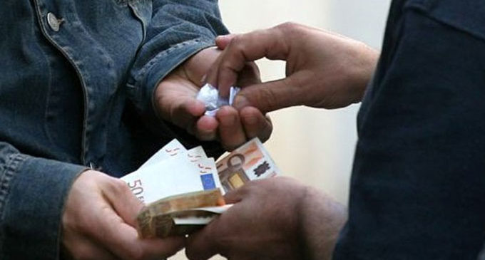 Spaccia droga nei pressi di un locale, arrestato incensurato di Agropoli