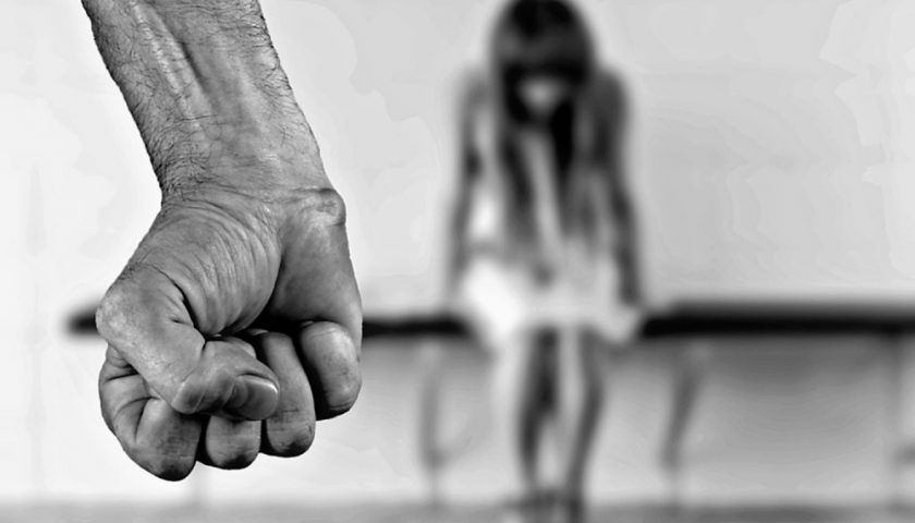 Cava dei Tirreni, padre e marito violento incastrato dai figli